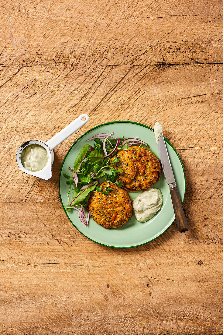 Lachs-Möhren-Frikadellen mit Salat