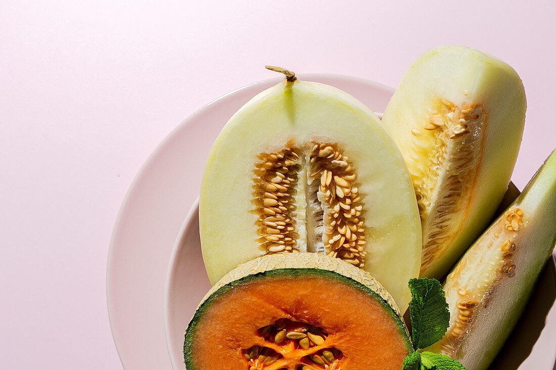 Verschiedene Melonen mit Minze
