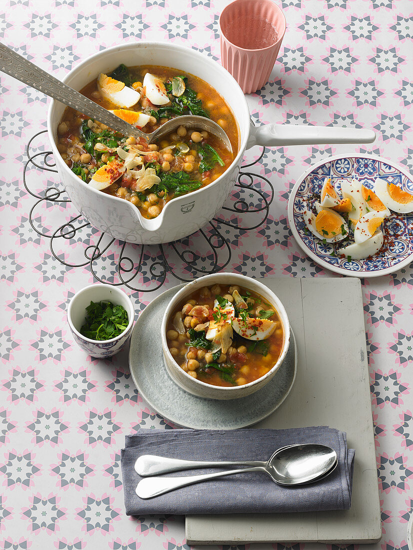 Kichererbsensuppe mit Spinat und hartgekochten Eiern