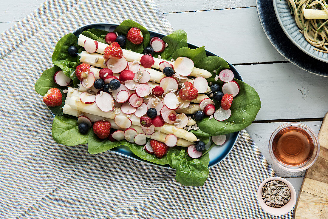 Asparagus salad with radishes, berries and spinach