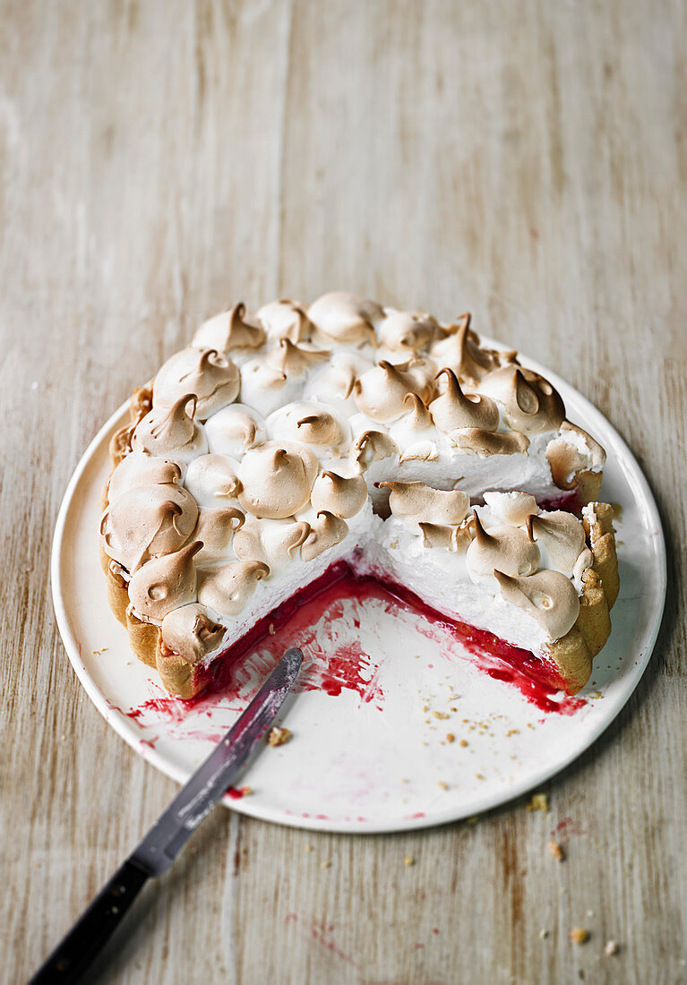 Himbeer-Baiser-Torte, angeschnitten