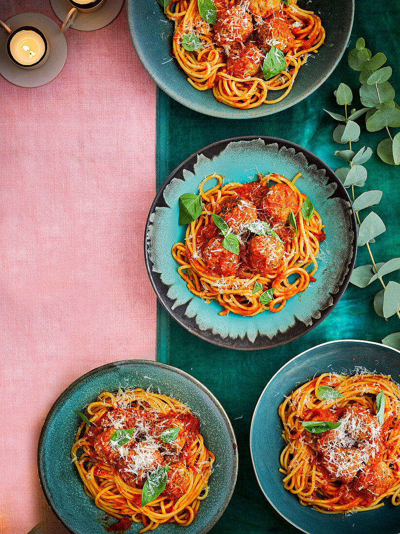 Spaghetti mit Tomatensauce und Putenbällchen