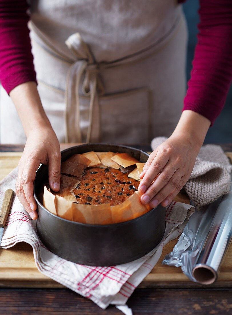 Gebackener Früchtekuchen in der Form