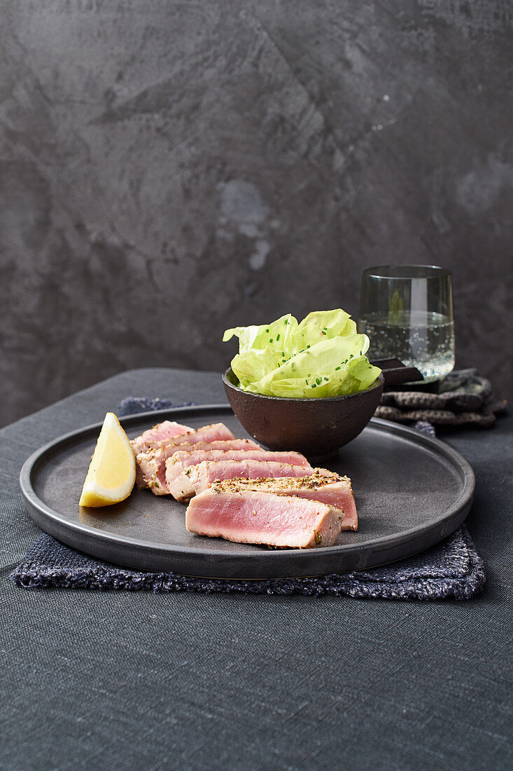 Tuna steaks in pepper marinade with lettuce
