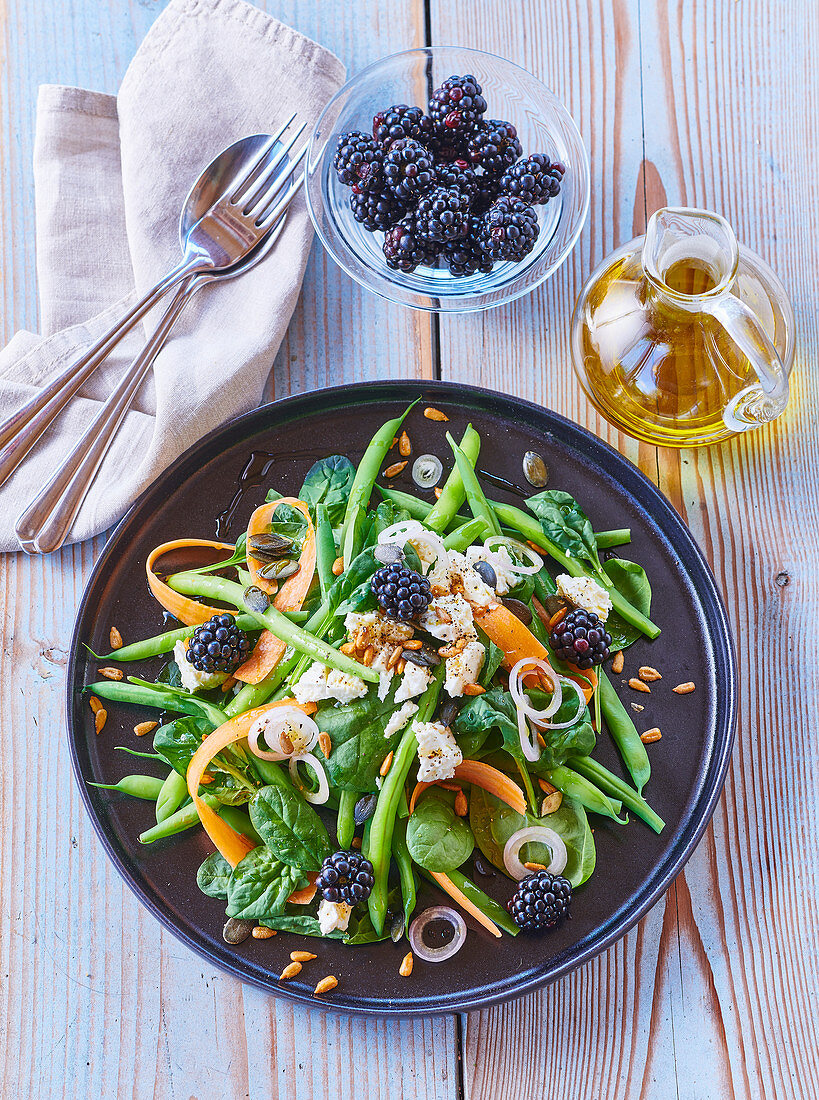 Bohnensalat mit Ziegenfrischkäse und Brombeeren