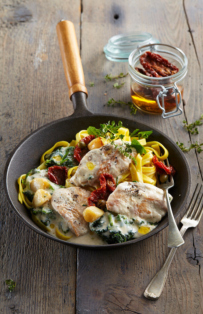 Chicken in garlic sauce with sun-dried tomatoes