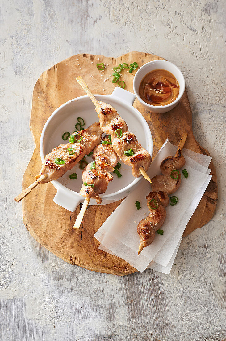 Hühnchen-Satespieße mit Erdnusssauce