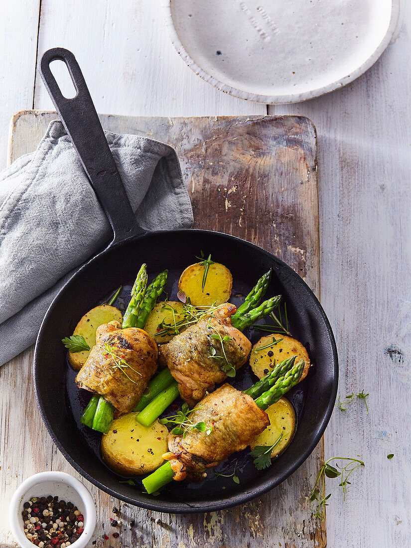 Hühnerröllchen mit grünem Spargel und Kartoffeln