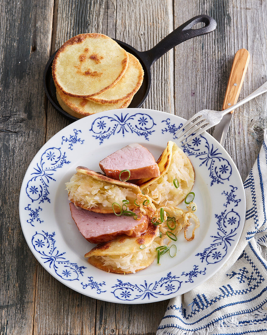 Kartoffel-Pancakes mit Sauerkraut und Räucherfleisch