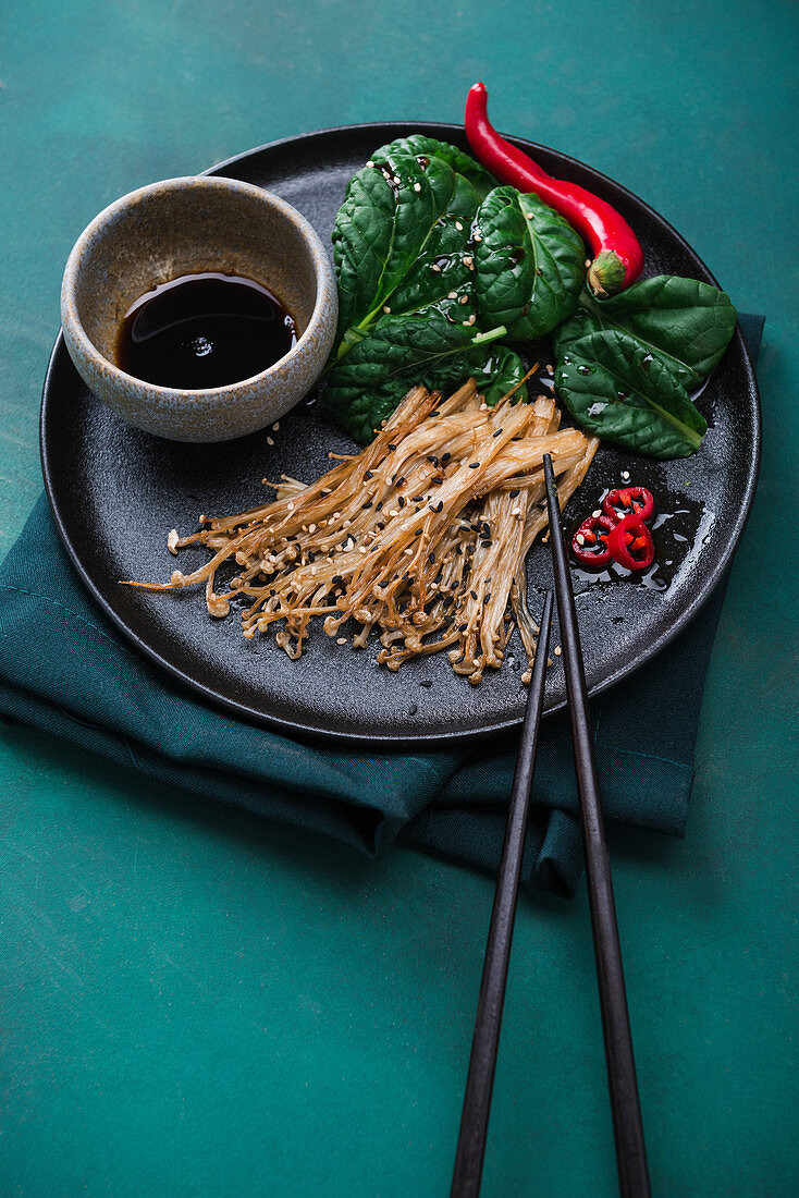 Gebackene Enoki-Pilze mit Misome-Salat und scharfem Soja-Chili-Dressing