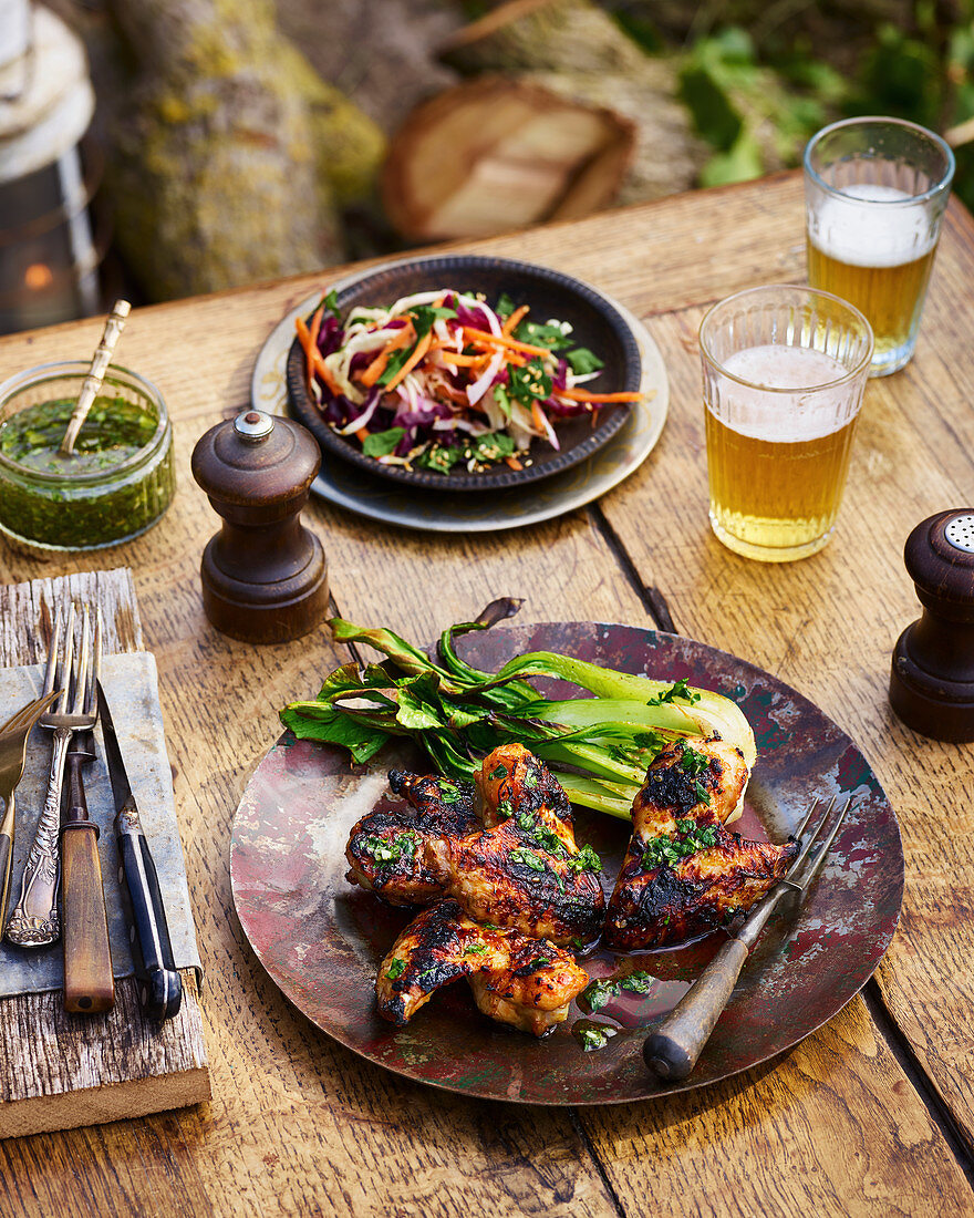 Glasierte gegrillte Chicken Wings mit Salat