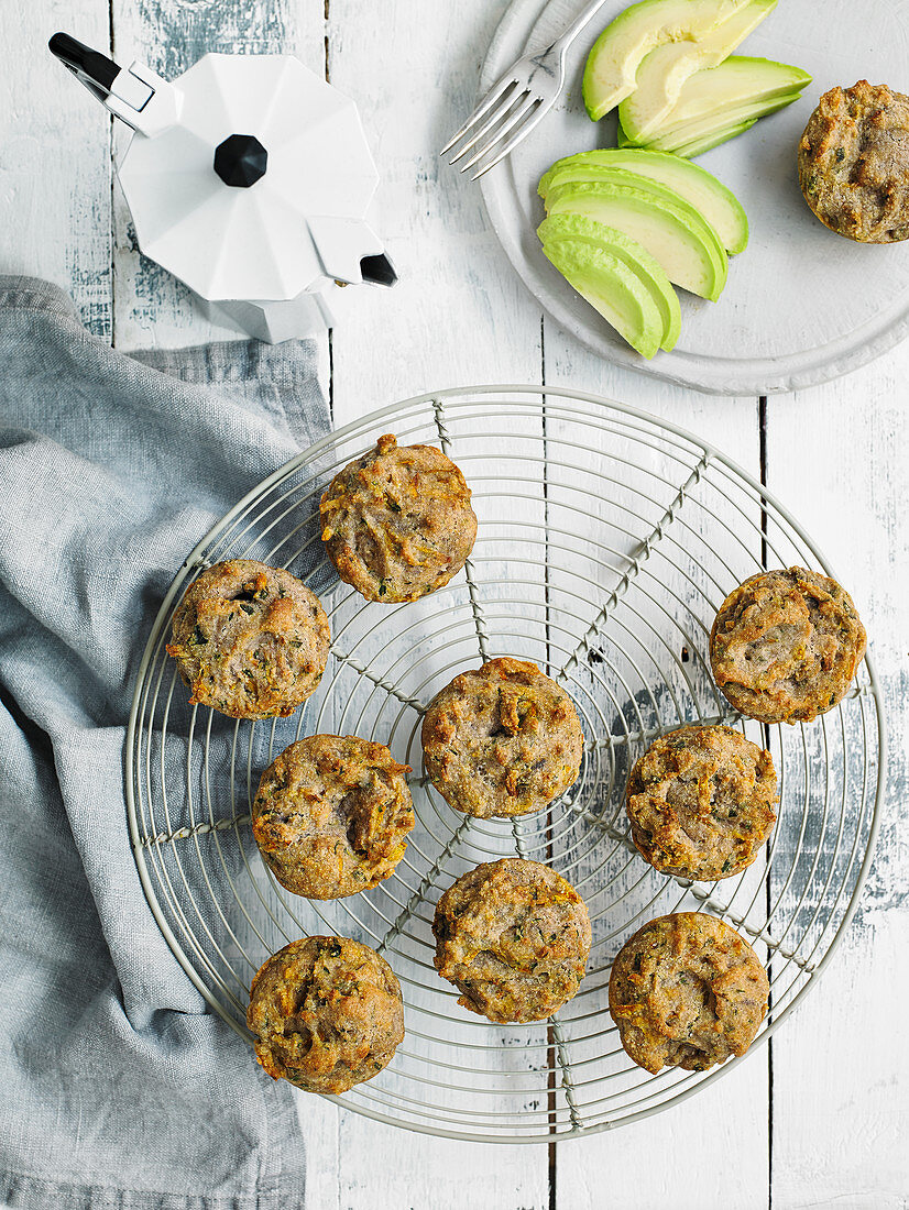 Kräuter-Käse-Muffins mit Avocado