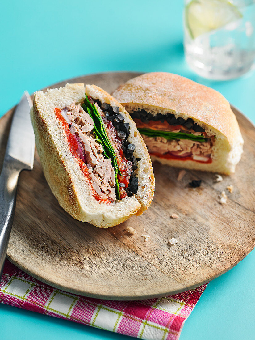 Pan bagnat (Sandwich mit Thunfisch, Tomaten und Oliven, Frankreich)