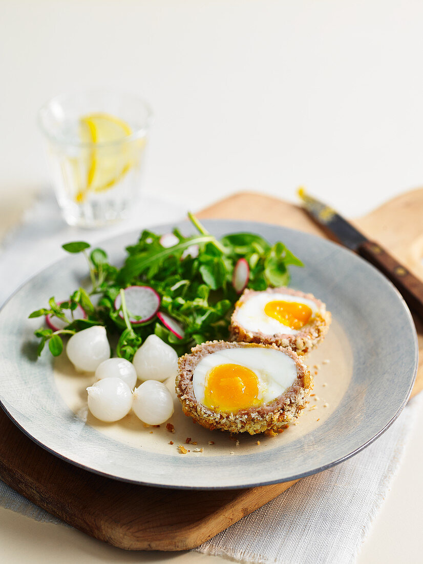 Schottische Eier mit Perlzwiebeln und Salat