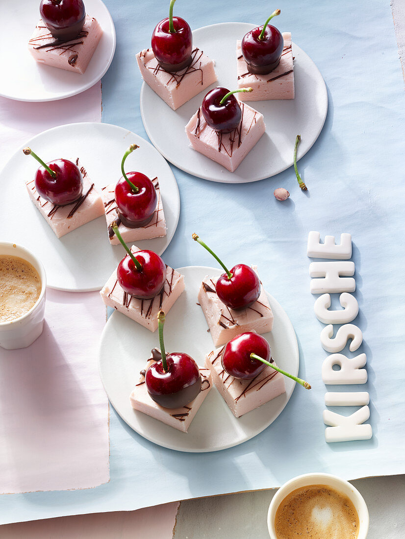 Hellrosa Kirsch-Fudge mit dunkler Schokolade und Kirschen