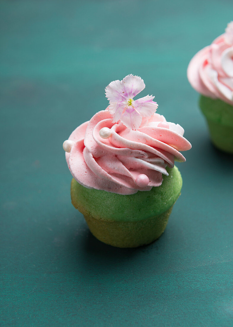 Woodruff cupcakes with strawberry and vanilla cream (vegan)