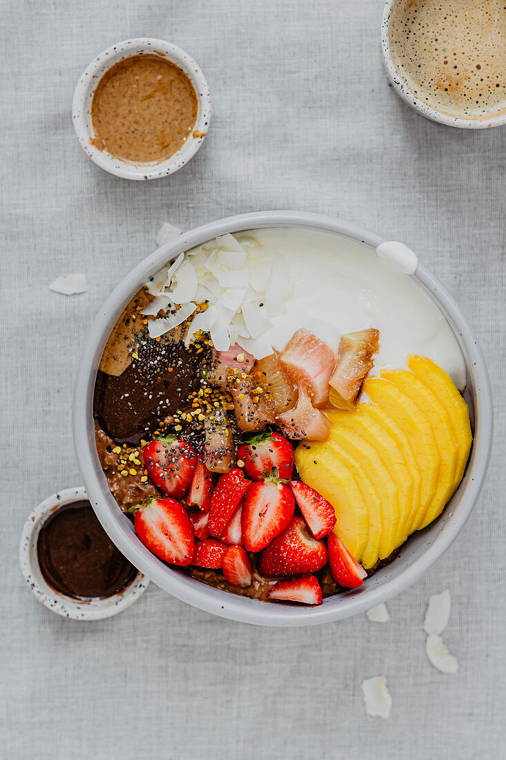 Porridge with mango and strawberries