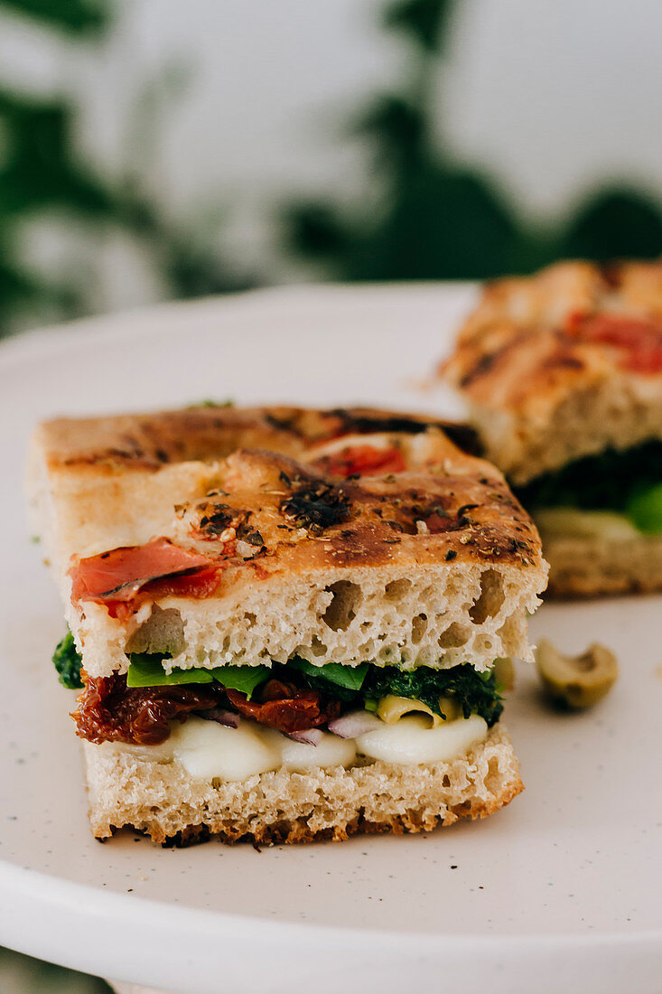 Focaccia-Sandwich mit getrockneten Tomaten und Mozzarella