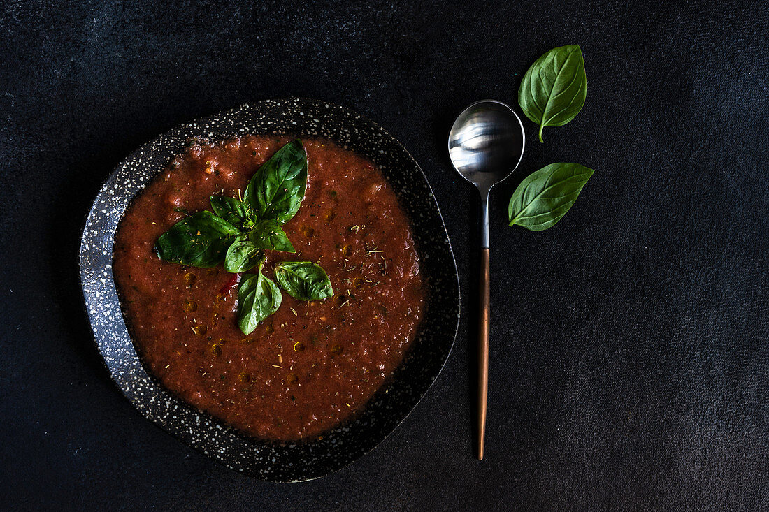 Gazpacho (Traditionelle spanische Suppe aus Tomaten)
