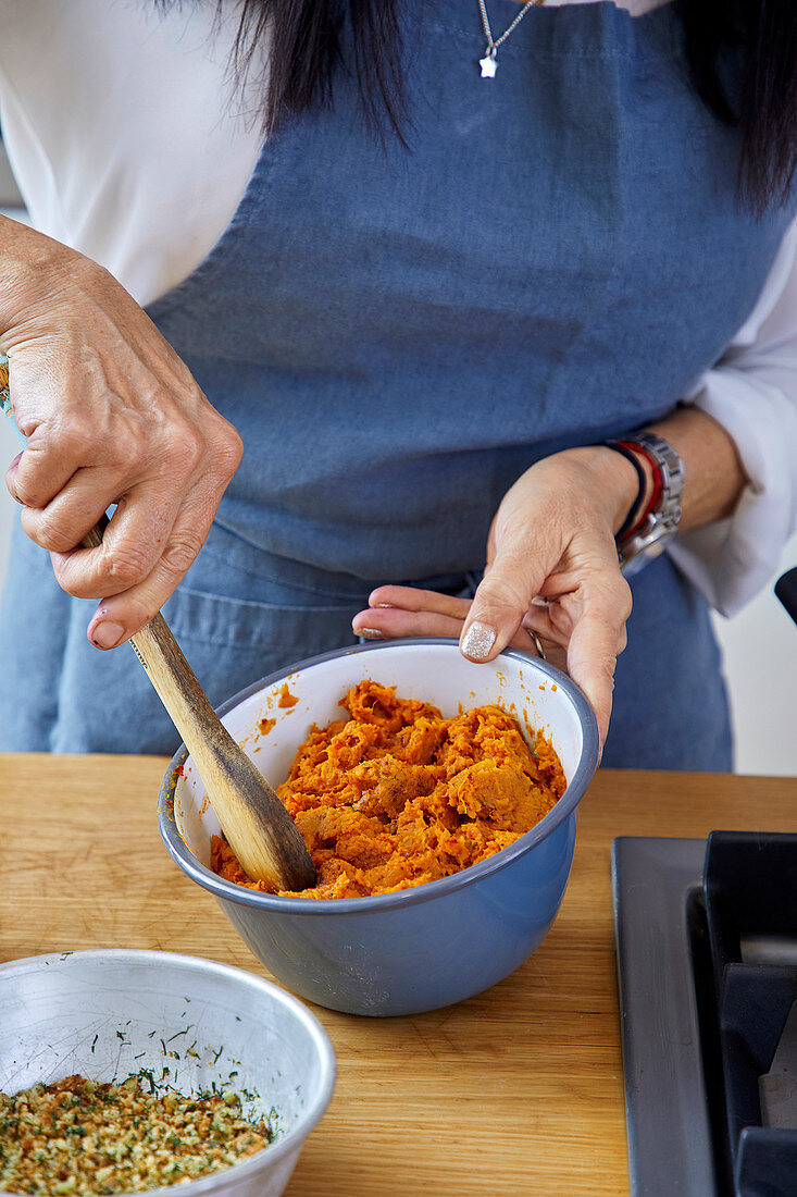 Süßkartoffelpüree für Süßkartoffelpie zubereiten