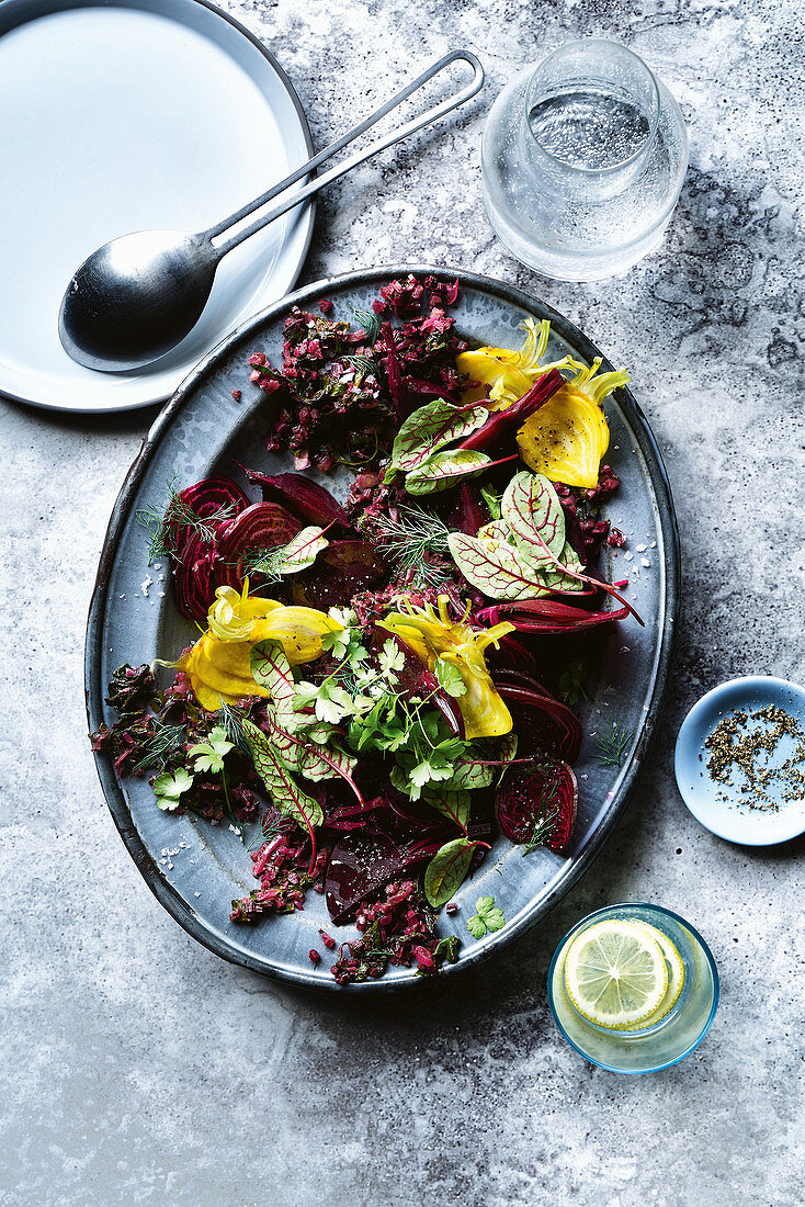 Rote-Bete-Salat mit Blättern
