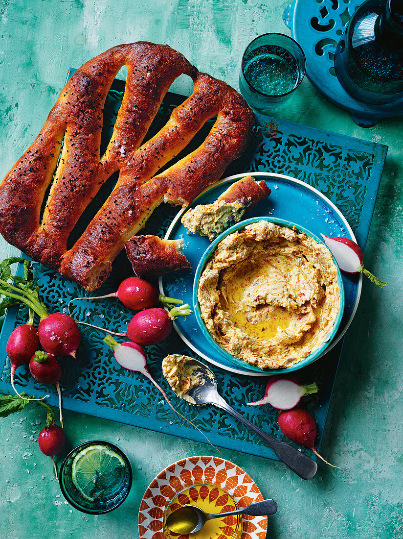 Scharfe Möhrencreme zu türkischem Brot und Radieschen