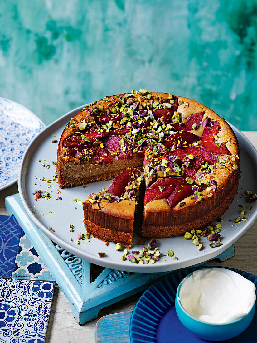 Orientalischer Mandelkuchen mit Rotweinquitten und Pistazien