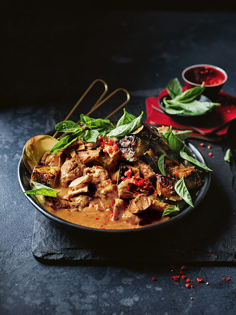 Slow-cooked Schweinefleischcurry mit Chili