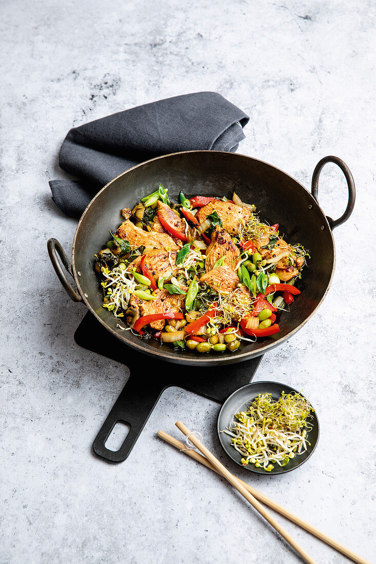 Chicken and vegetables stir-fry