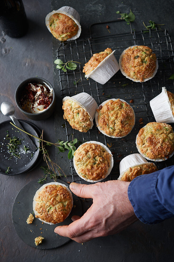 Zucchini-Pinienkern-Muffins mit Tomatendip