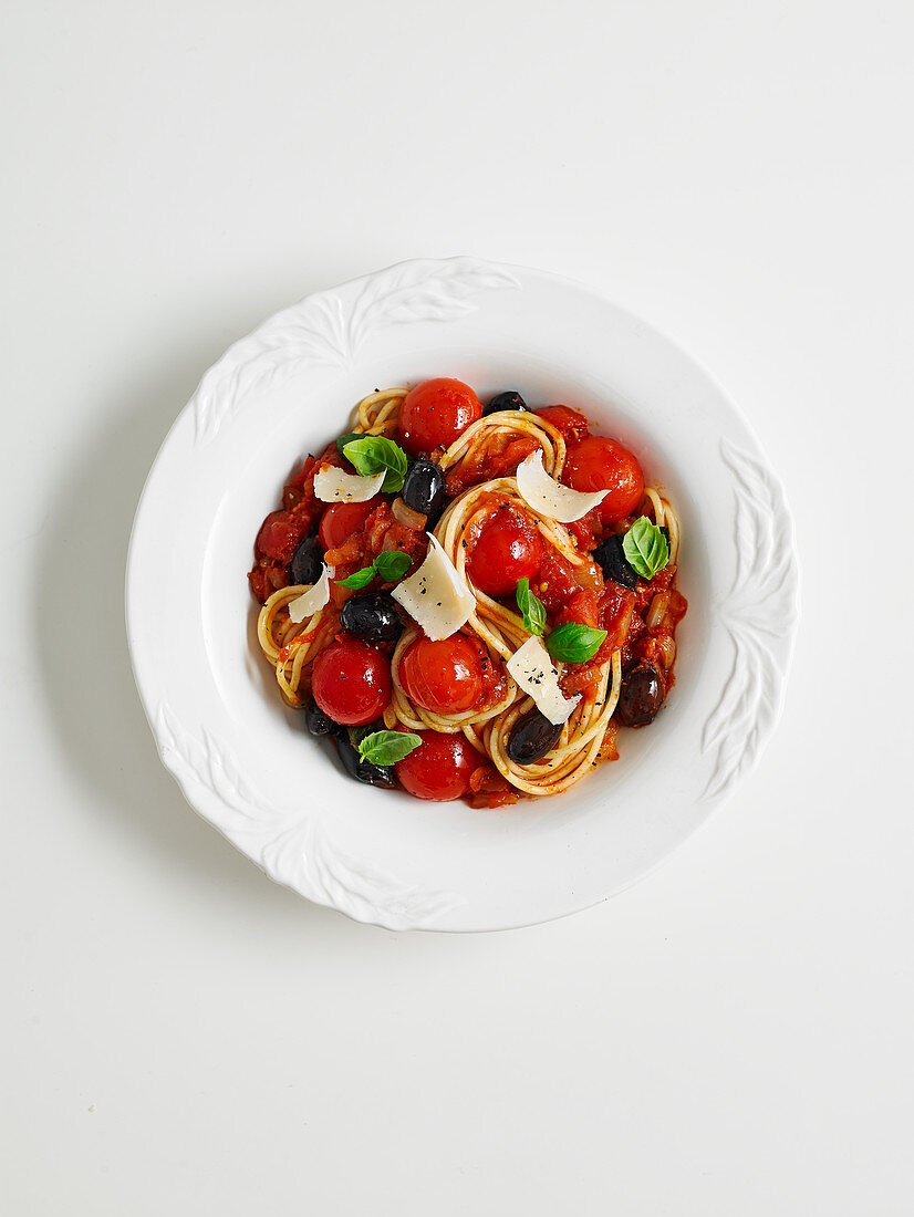 Spaghetti alla puttanesca (Nudeln mit scharfer Tomatensauce und Oliven, Italien)