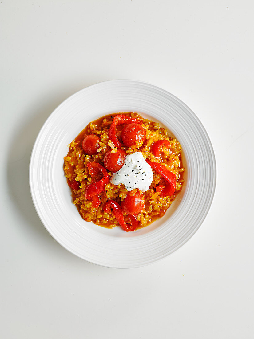 Rotes Tomaten-Paprika-Risotto mit Crème Fraîche