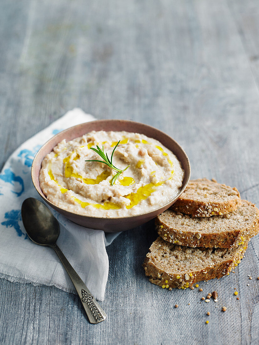 Hummus mit Brot