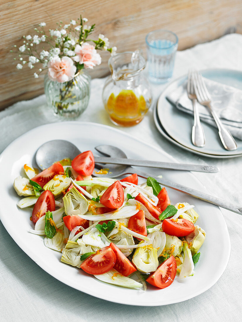 Mediterraner Artischocken-Tomaten-Salat mit Fenchel