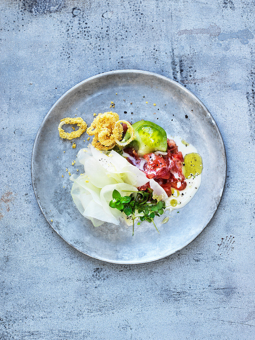 Tomato tartare with fried onion rings