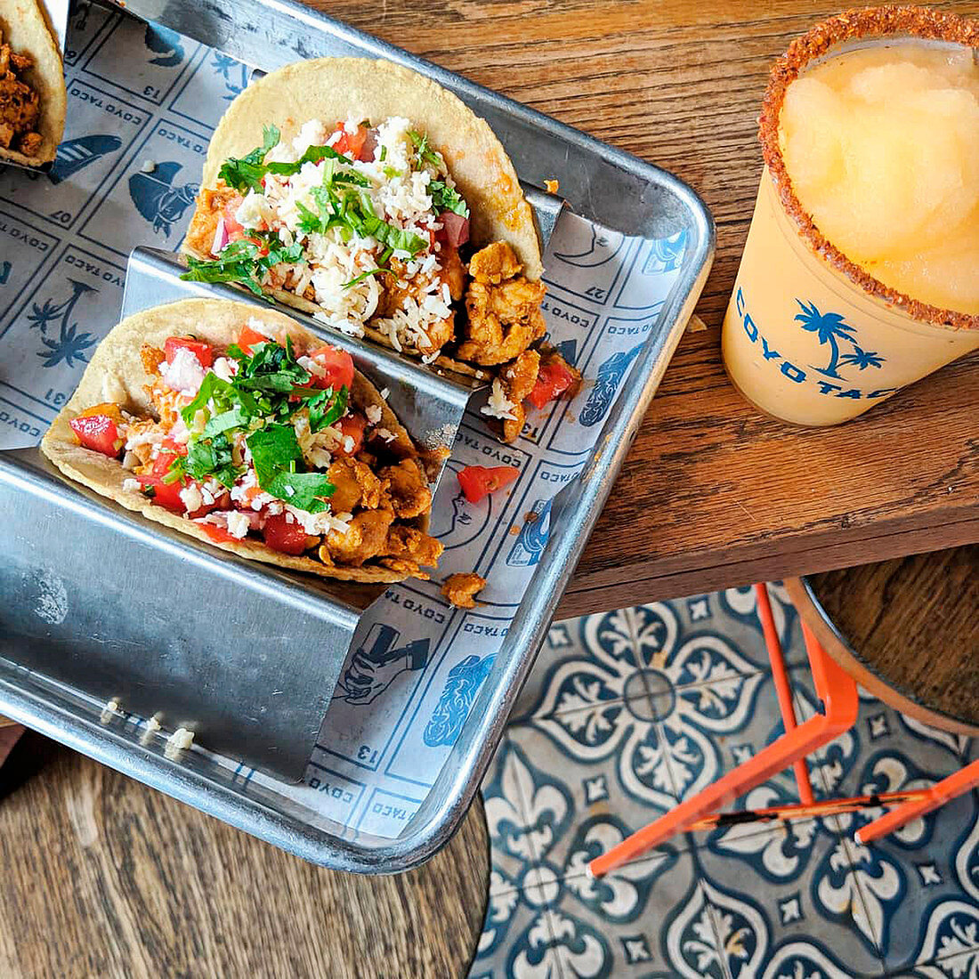 Tacos mit Fisch und Zitrus-Slaw und ein Glas Margarita, Miami, USA