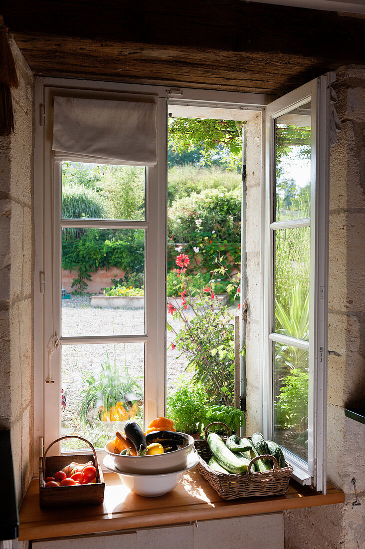 Frisches Gemüse in Körben auf Fensterbank in dicker Steinmauer