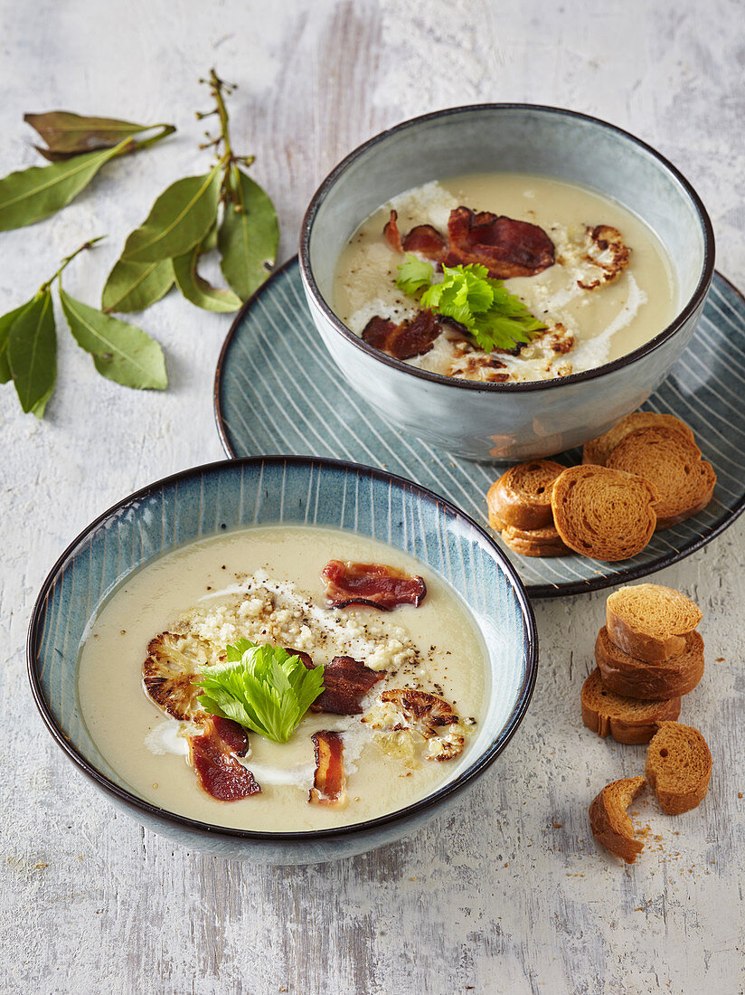 Cauliflower soup with crunchy bacon