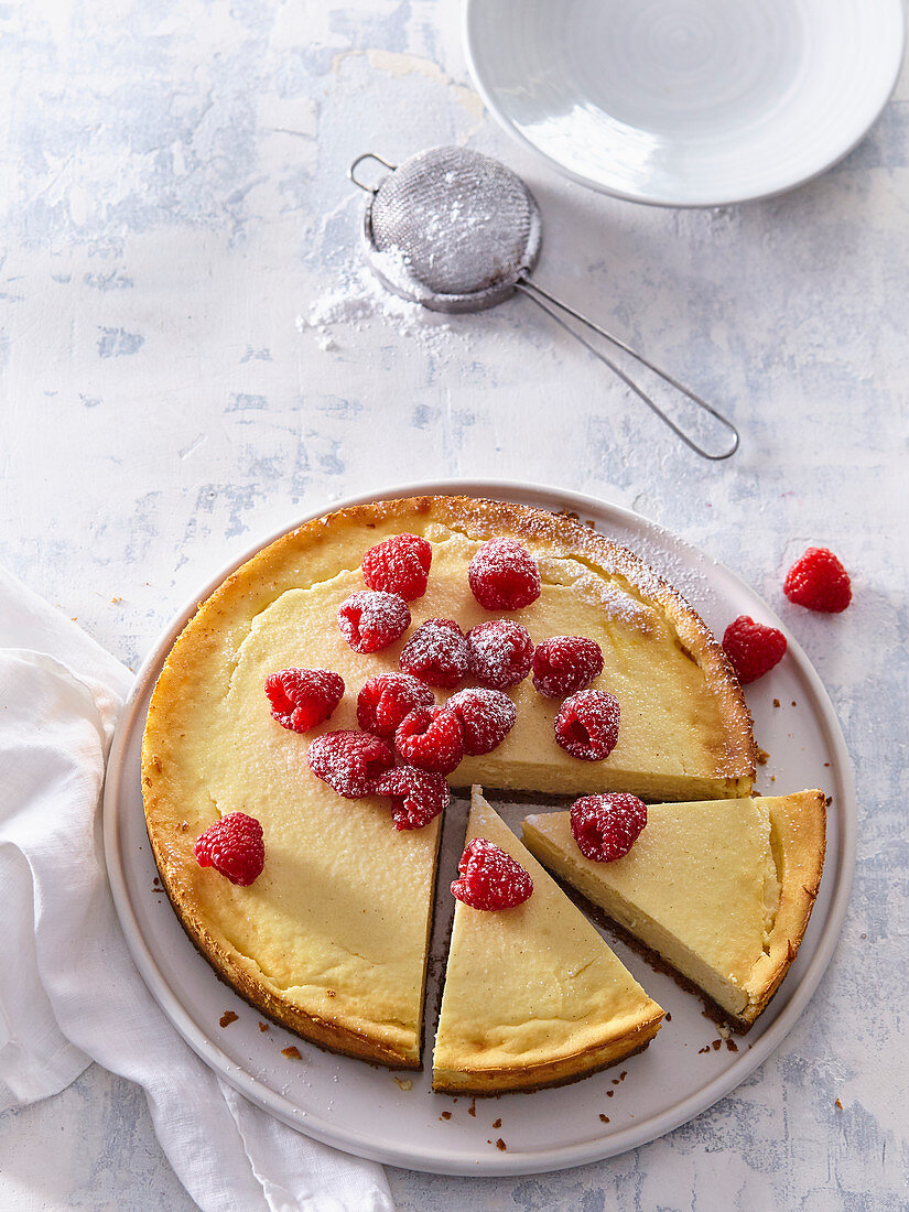 Cheesecake with raspberries