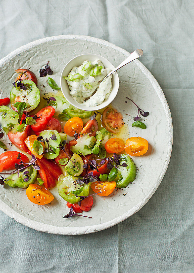 Bunter Heirloom Tomatensalat mit Joghurtdressing