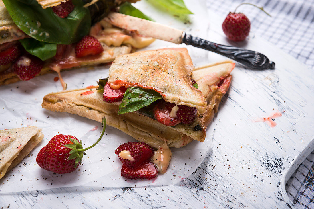 Vegane Sandwichtoasts mit Erdbeeren, Basilikum und veganem Käse