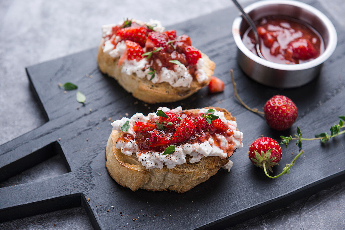 Röstbrot mit veganem Hüttenkäseersatz und Erdbeer-Chili-Chutney