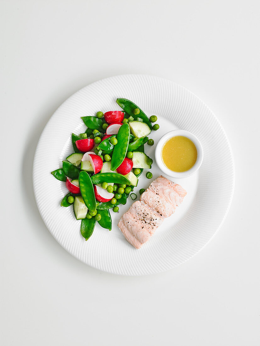 Lachs dazu Gemüsesalat mit Zuckerschoten, Radieschen und Erbsen