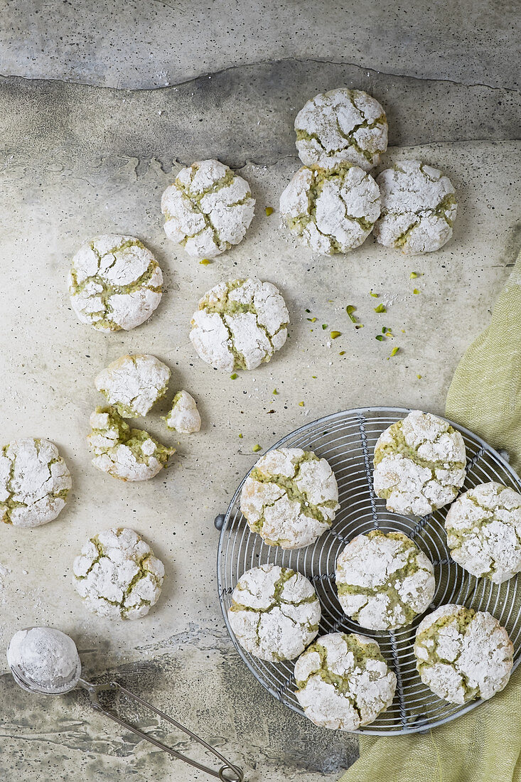 Pistachio amaretti