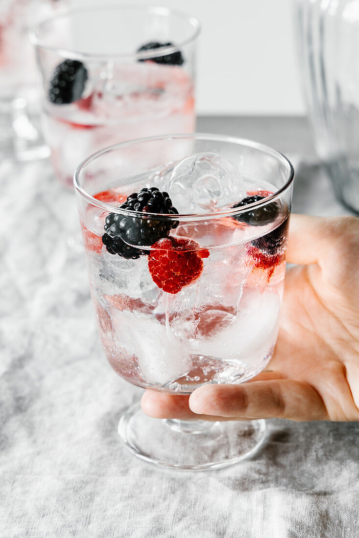 Tonic Water mit Brombeeren, Himbeeren und Eiswürfeln