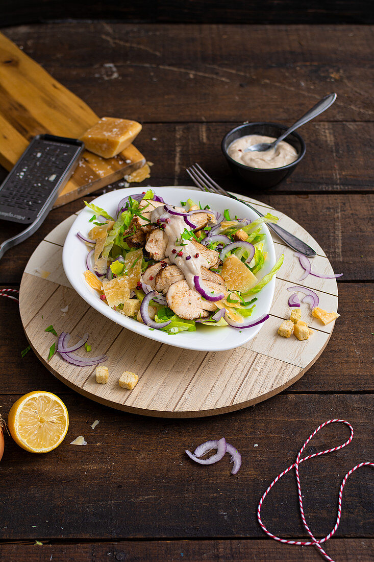 Caesars Salat mit Croûtons und Parmesan