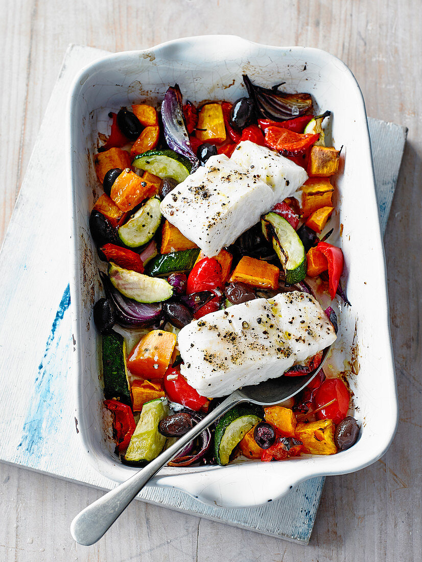 Fischfilets auf buntem mediterranem Gemüse