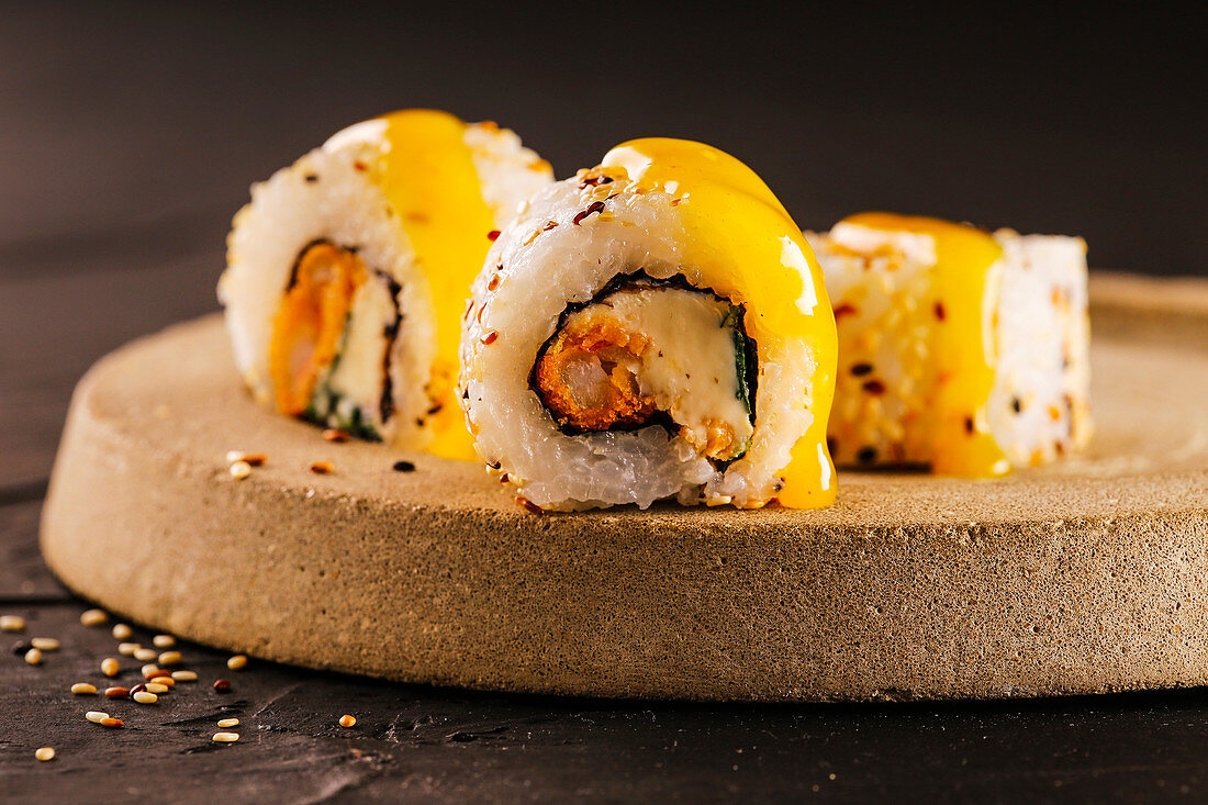 Sushi mit gebratenen Garnelen, Frischkäse und Mangosauce (Japan)