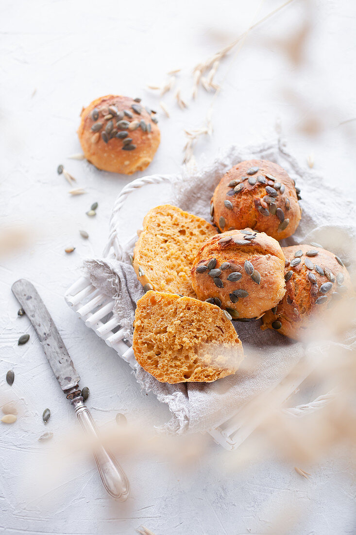 Möhrenbrötchen mit Kürbiskernen