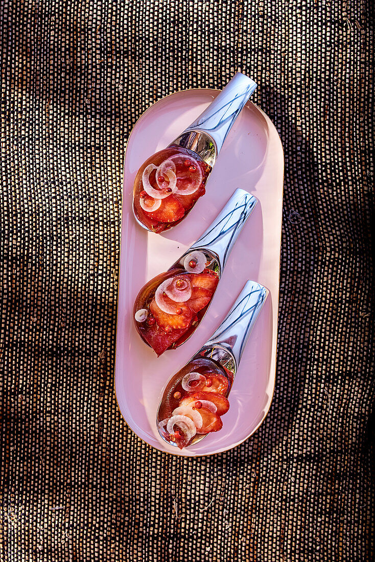 Erdbeer-Tomaten-Carpaccio auf Löffel